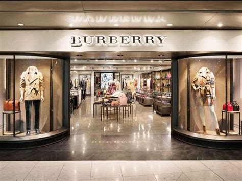 burberry chiude roma|Roma, chiude la boutique di Burberry in via Condotti: affitto .